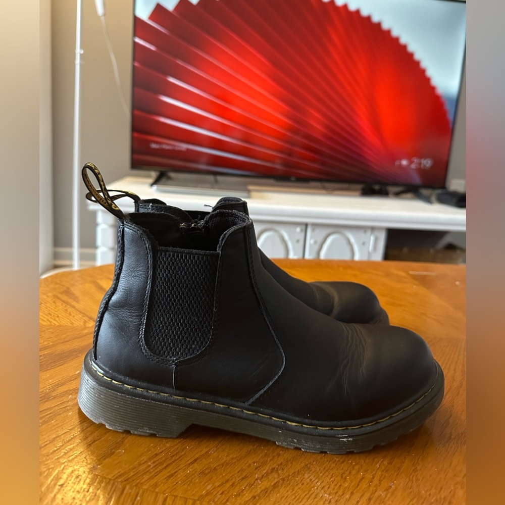 Pre-loved Dr. Martens Chelsea boots 4M Fits size 7 in women.